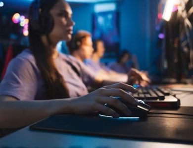 Balancing Risk and Reward in Competitive Online Game Strategy